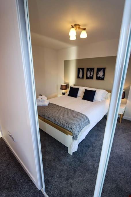 Views By The Castle, Free Designated Parking. *
